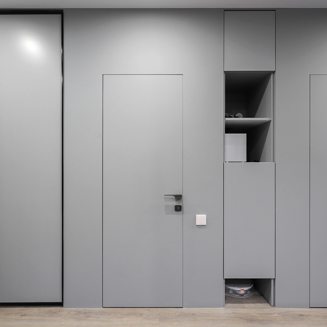 Stylowe drzwi wewnętrzne w jasnym korytarzu